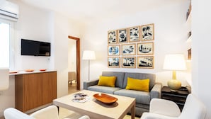 Apartment (1 Bedroom) | Living room | 32-inch TV with cable channels - Genteel Home Don Remondo (Seville)