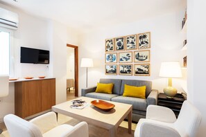 Leilighet (1 Bedroom) | Oppholdsrom | En 32-tommers TV med kabel-kanaler