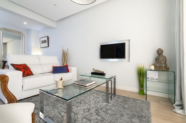 Apartment, 1 Bedroom | Living room | 32-inch TV with cable channels - Cozy & Confortable Apartment in Perfect Location. Santa Marta (Seville)