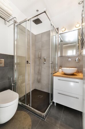 Apartment, 1 Bedroom | Bathroom | Shower, hair dryer, bidet, towels - Cozy & Confortable Apartment in Perfect Location. Santa Marta (Seville)