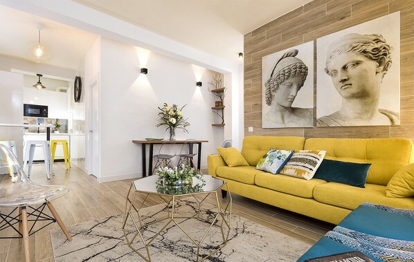 Apartment, 2 Schlafzimmer | Wohnzimmer | 32-Zoll-Flachbildfernseher mit Kabelempfang, Fernseher