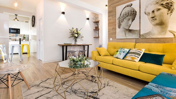 Leilighet (2 Bedrooms) | Oppholdsområde | En 32-tommers Flatskjerm-TV med kabel-kanaler samt TV