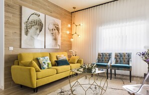 Apartment, 2 Schlafzimmer | Wohnzimmer | 32-Zoll-Flachbildfernseher mit Kabelempfang, Fernseher