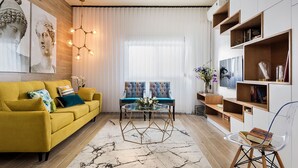 Leilighet (2 Bedrooms) | Oppholdsområde | En 32-tommers Flatskjerm-TV med kabel-kanaler samt TV