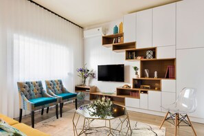 Appartement (2 Bedrooms) | Aire de séjour | Téléviseur à écran plat de 32 po avec télévision par câble, téléviseur