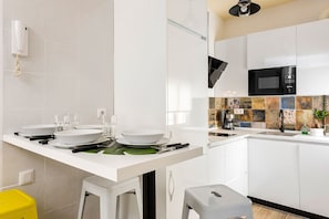 Appartement, 2 chambres | Cuisine privée | Grand réfrigérateur, micro-ondes, plaque de cuisson