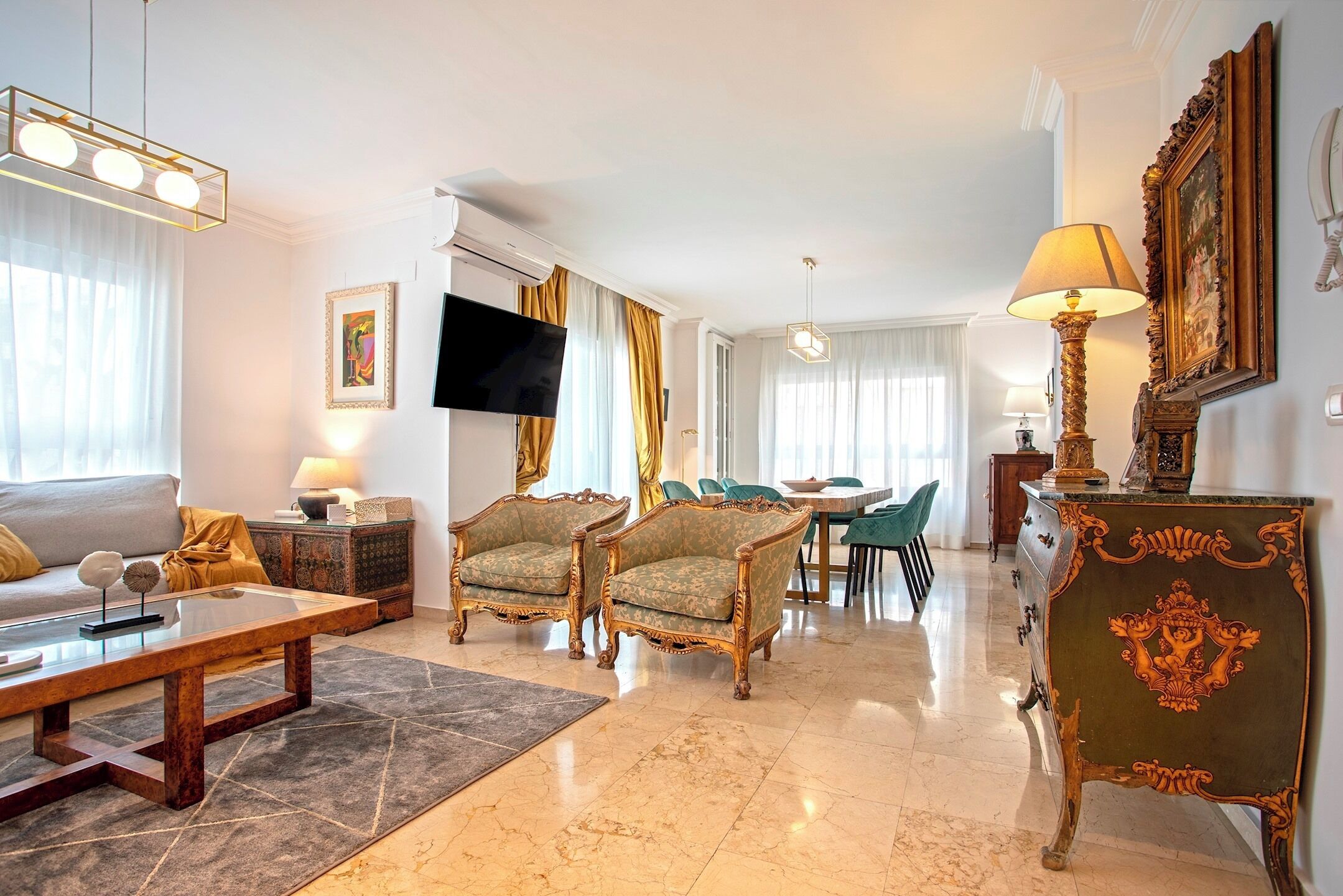 Apartment (4 Bedrooms) | Wohnbereich | 32-Zoll-Flachbildfernseher mit Kabelempfang, Fernseher