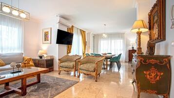 Leilighet (4 Bedrooms) | Oppholdsområde | En 32-tommers Flatskjerm-TV med kabel-kanaler samt TV