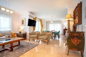 Apartment (4 Bedrooms) | Living area