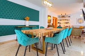 Apartment (4 Bedrooms) | In-room dining
