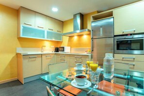 Apartament (4 Bedrooms) | Cuina privada | Frigorífic gran, microones, forn i placa de cuina