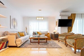 Apartament (4 Bedrooms) | Sala d'estar | Televisor de pantalla plana de 32 polzades amb canals per cable