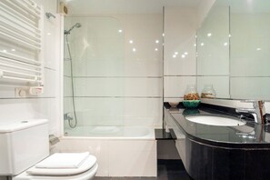Apartament (4 Bedrooms) | Bany | Dutxa, assecador de cabells, bidet i tovalloles