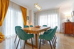 Apartment (4 Bedrooms) | In-room dining - Genteel Home Martinez Campos (Granada)