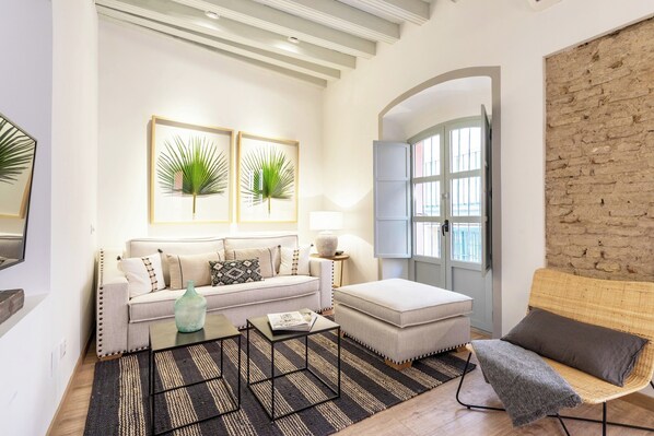 Departamento (1 Bedroom) | Área de sala de estar | Televisión de 32 pulgadas con canales por cable 