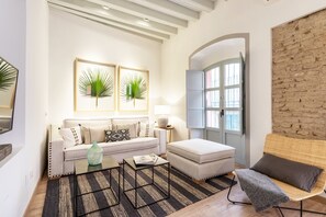 Apartment, 1 Bedroom | Living room | 32-inch TV with cable channels