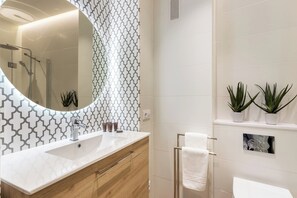 Apartment (1 Bedroom) | Badezimmer | Dusche, Haartrockner, Handtücher, Seife