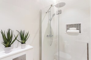 Apartment (1 Bedroom) | Badezimmer | Dusche, Haartrockner, HandtĂŒcher, Seife