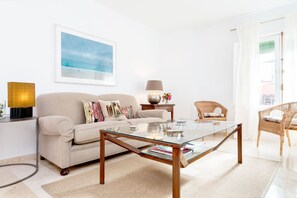 Apartment | Living area | 32-inch TV with cable channels