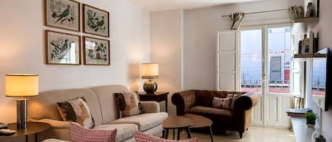 Apartment | Living area | 32-inch TV with cable channels