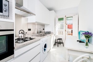 Appartement | Cuisine privée | Grand réfrigérateur, micro-ondes, four, plaque de cuisson