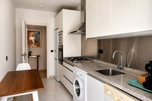 Appartement | Privékeuken | Een koelkast met diepvriezer, een microgolfoven, een oven, een kookplaat