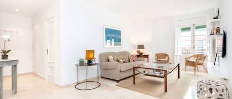 Lejlighed | Opholdsområde | 32-tommers tv med kabelkanaler