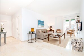 Apartment | Living area | 32-inch TV with cable channels