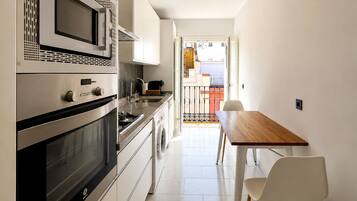 Apartamento | Cocina privada | Cafetera o tetera, frigorífico grande, microondas y horno