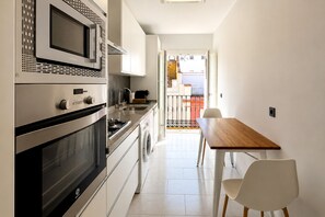 Appartement | Privékeuken | Een koelkast met diepvriezer, een microgolfoven, een oven, een kookplaat