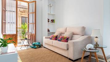 Appartement (1 Bedroom) | Woonruimte | Een 32-inch televisie met kabelzenders