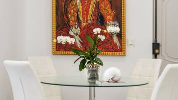 Appartement (1 Bedroom) | Dineren in de kamer