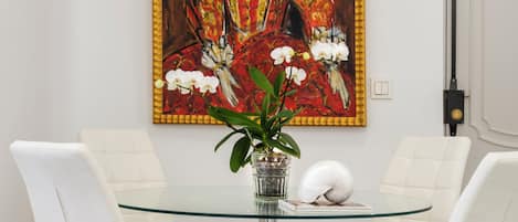 Apartment (1 Bedroom) | In-room dining