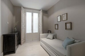 Appartement, 2 chambres | Salle de séjour | Télévision de 32 pouces avec chaînes par câble