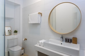 Căn hộ (3 Bedrooms) | Phòng tắm | Buồng tắm vòi sen, máy sấy tóc, khăn tắm, xà phòng 