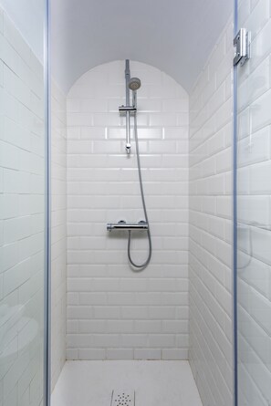 Apartment (1 Bedroom) | Bathroom | Shower, towels