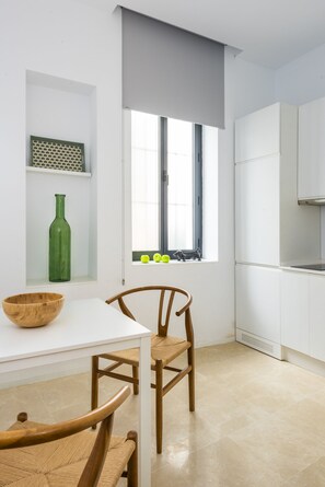 Apartment (1 Bedroom) | Private kitchen | Microwave, coffee/tea maker, toaster, mixer - Beautiful Studio in Santa Cruz Quarter Santa Teresa II (Seville)