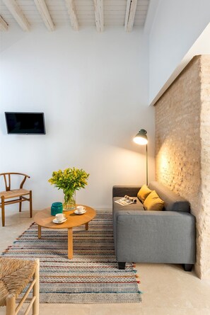 Leilighet (1 Bedroom) | Oppholdsrom | En 32-tommers TV med kabel-kanaler