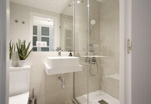 Bathroom - Penthouse With Private Terrace & Balcony in Plaza Mayor Square. Plaza Mayor IV (Madrid)