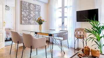 Apartment (1 Bedroom) | Makan dalam bilik