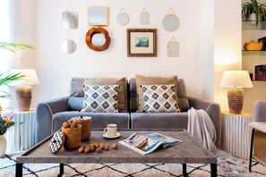Apartment (1 Bedroom) | Living area | 32-inch flat-screen TV with cable channels, TV - Genteel Home Reyes Católicos (Granada)