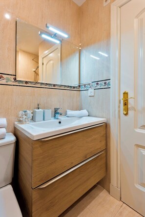 Appartement (1 Bedroom) | Salle de bain | Baignoire, baignoire profonde, séchoir à cheveux, bidet