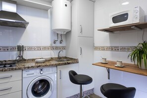 Appartement (1 Bedroom) | Cuisine privée | Réfrigérateur grande capacité avec congélateur, four à micro-ondes