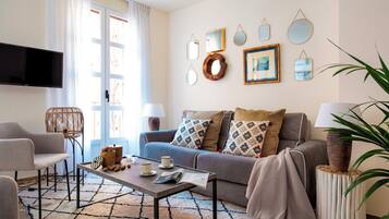 Apartment (1 Bedroom) | Ruang tamu | 32 inci televisyen skrin rata dengan kabel, TV