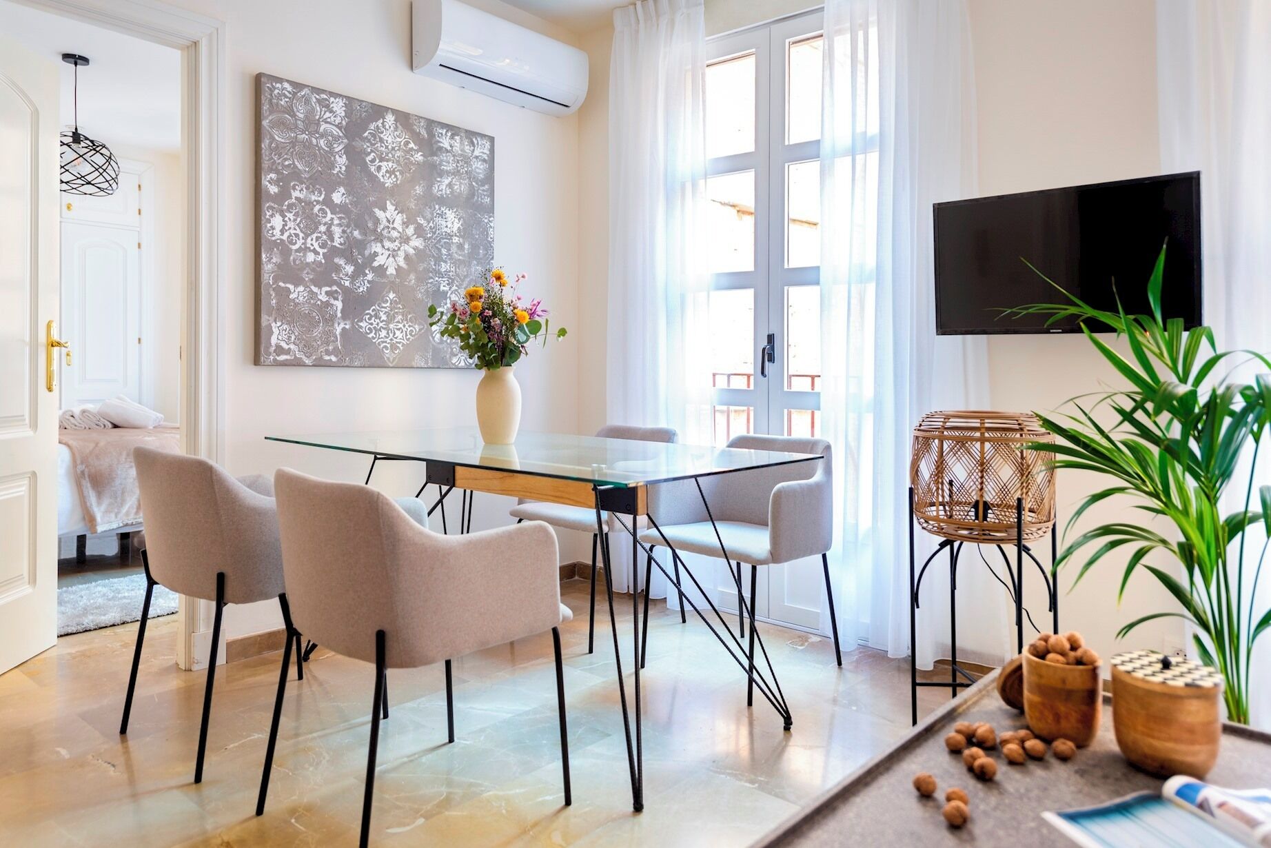 Apartment (1 Bedroom) | Essbereich im Zimmer