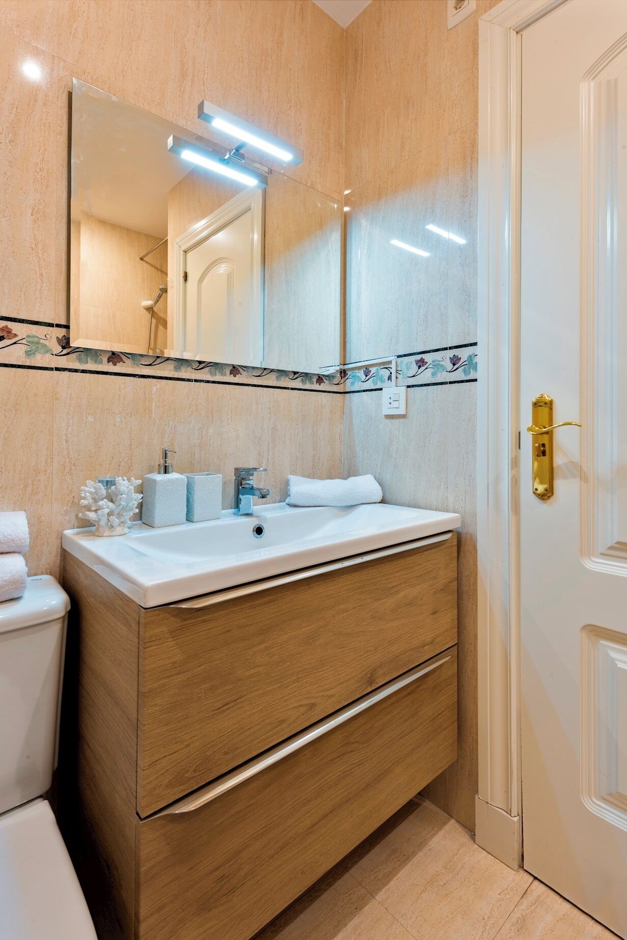 Appartement (1 Bedroom) | Badkamer | Een bad, een diep bad, een haardroger, een bidet