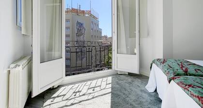 The Best Location, 8pax, 3BD & 2Bth, Reina Sofia II