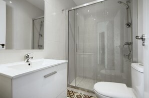 Bathroom - The Best Location, 8pax, 3BD & 2Bth, Reina Sofia II (Madrid)