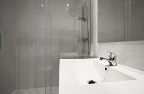 Departamento, 3 habitaciones | Baño | Regadera, secadora de cabello, toallas, jabón 