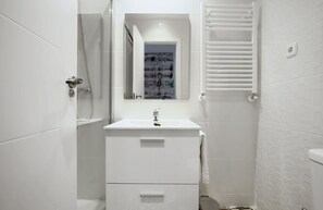 Apartment, 3 Bedrooms | Bathroom | Shower, hair dryer, towels, soap